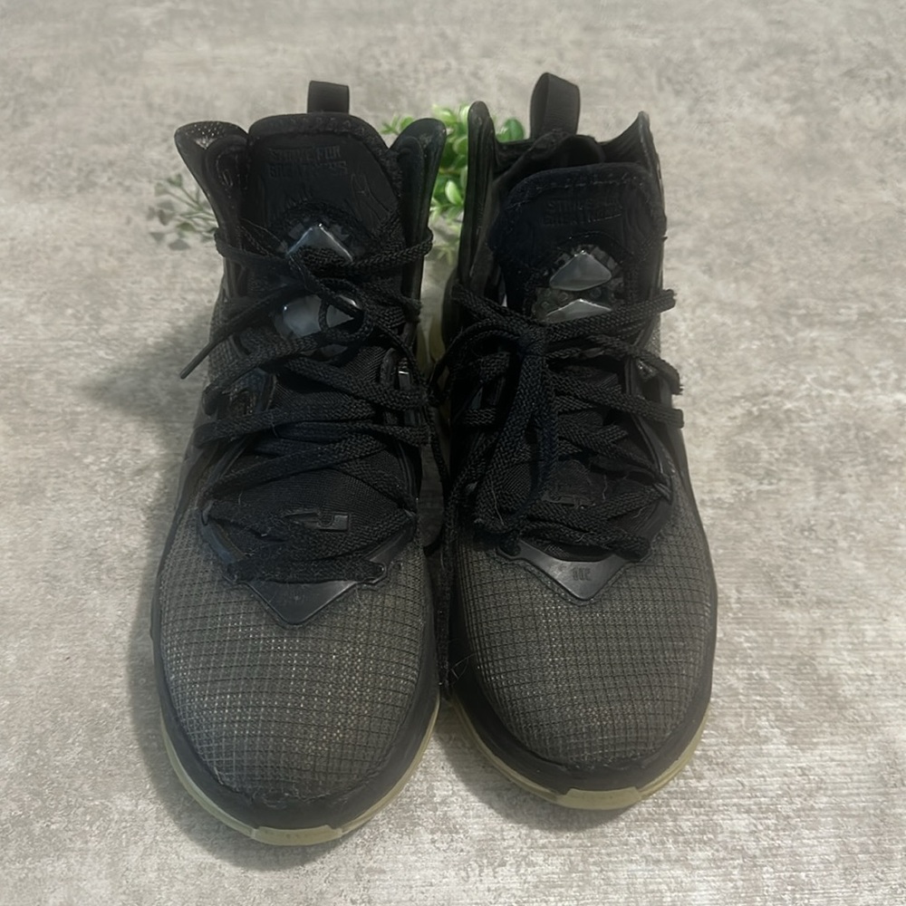 Lebron 19 XIX - Picture 2 of 6